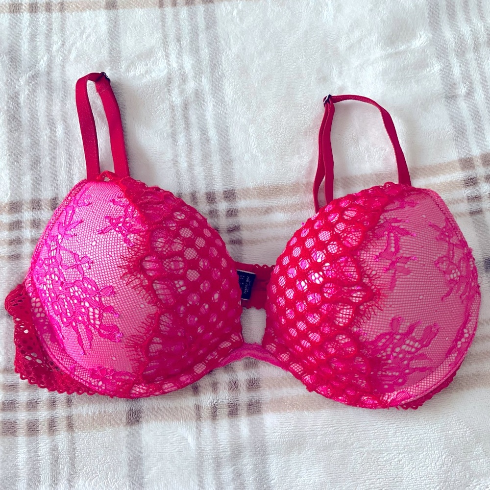 Victoria’s Secret bombshell push-up bra